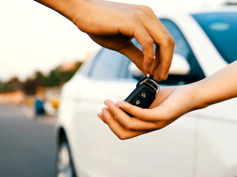 Kako da prenesete automobil na drugo lice – koraci i troškovi