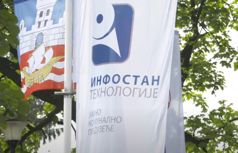 Zastava Infostana na jarbolu ispred sedišta kompanije
