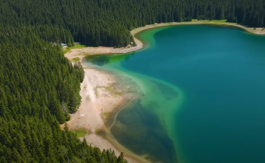 Crno jezero u Crnoj Gori, slikano iz drona