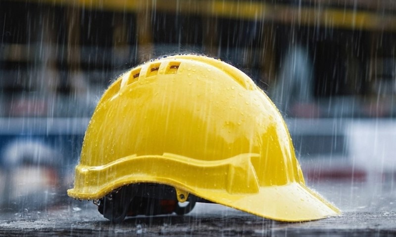 Žuta siguronosna kaciga na kiši